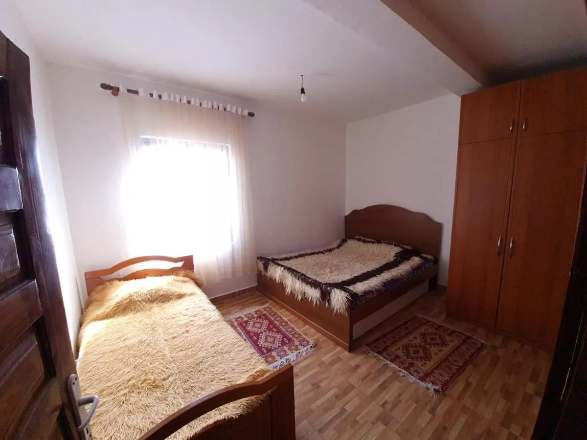 Bujtinat Skenderi Gjinar旅舍 Gjinar