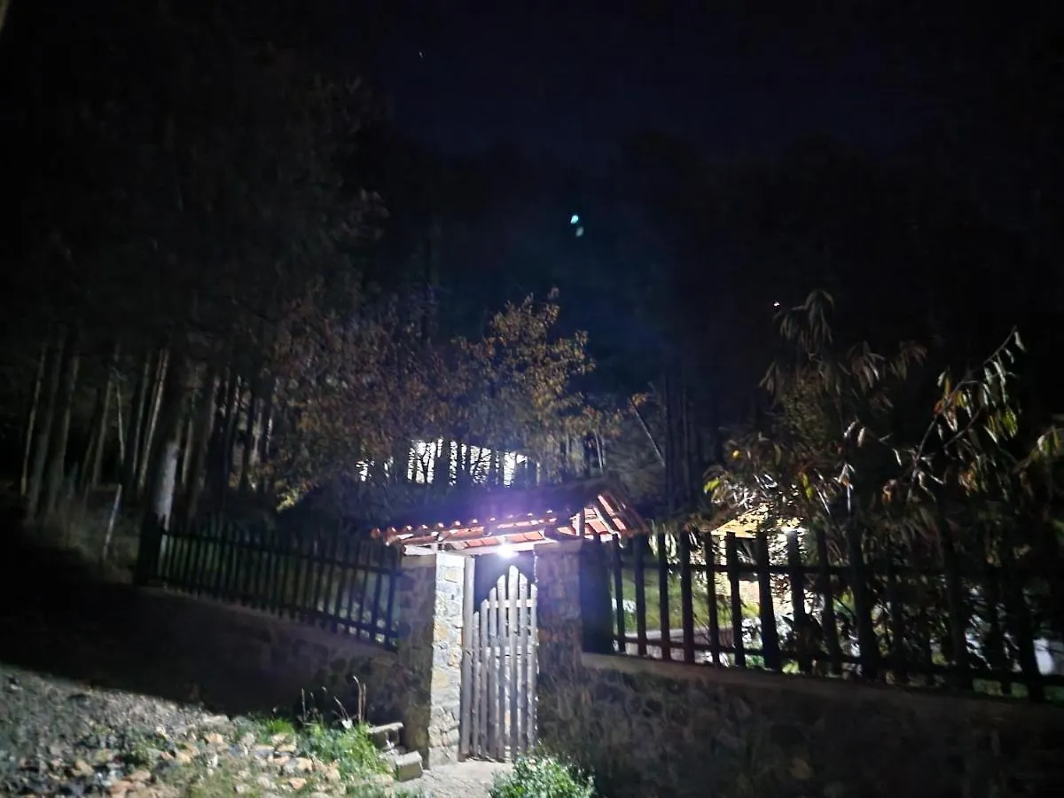 Bujtinat Skenderi Gjinar旅舍 0*, Gjinar